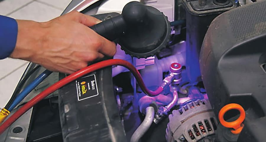 Диагностика автокондиционера УФ-течеискателем